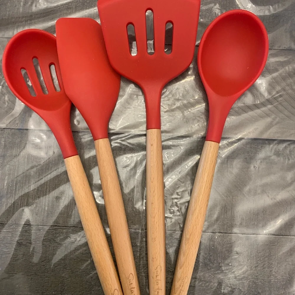 Sur la table 4 piece silicone set